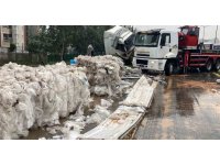 Naylon atık yüklü tır bariyerlere çarptı, otoyol çöplüğe döndü