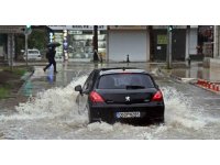 Antalya’da ’Sarı Kod’ uyarısı: Rögarlar taştı, telef olmuş dana kıyıya vurdu