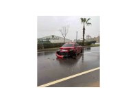 Kontrolden çıkan lüks otomobil refüje çarptı: 1 yaralı