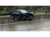 Antalya’da yağışlı havada kaza ucuz atlatıldı