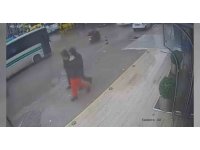 Çukura düşen motosikletli, otobüsün altında kalmaktan son anda kurtuldu