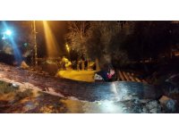 Defne’de devrilen ağaç yolu kapattı