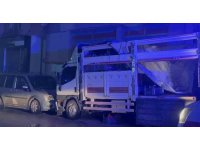 Genç kız, 4. kattan kamyonet kasasına düşüp ağır yaralandı