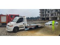 Hatay’da yağışla birlikte yollar göle döndü, araçlar mahsur kaldı