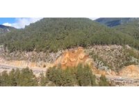 Gündoğmuş’ta toprak kayması: Ulaşıma kapanan yol, tek şeritten trafiğe açıldı