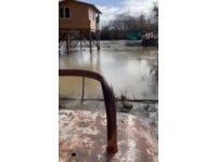 Antalya Serik’te taşan ırmak suları tarım arazileri ve caddeleri sular altında bıraktı