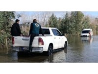 Kozan’da sel sularında mahsur kalan araçları ekipler kurtardı