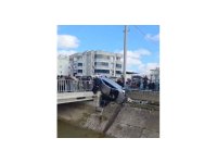 Kaza yapan araç köprünün korkuluklarında asılı kaldı, facia ucuz atlatıldı