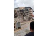 Hatay’da hasarlı 5 katlı bina iş makinesinin darbesiyle yerle bir oldu