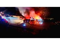 Isınan tekerlek balatalarından çıkan alevler sunta yüklü tırı yaktı