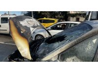 Seyir halindeki alev alan otomobil kullanılamaz hale geldi