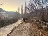 Feke’de sel ve heyelan sonrası kapanan yollar ulaşıma açılıyor