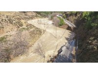 Gazipaşa’da heyelan yolu yuttu