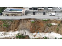 Alanya’da şiddetli yağış sonrası heyelan oluştu, yol çöktü