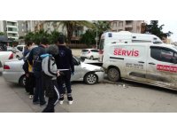 Antalya’da otomobil ile hafif ticari kavşakta çarpıştı: 3 yaralı