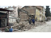 Bina yıkımı sırasında doğal gaz borusundan sızıntı meydana geldi