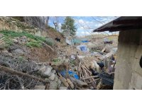 Depremde yıkılan evinin yerine yaptığı ahıra aşırı yağışta istinat duvarı çöktü