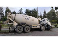 Çukura düşen beton mikseri devrilmeye ramak kala durdu