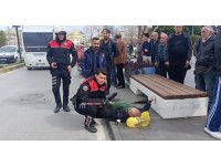 Yolun karşısına geçerken motosikletin çarptığı yaya yaralandı