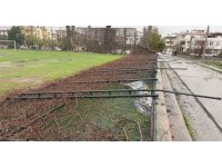 Tarsus’ta yağmur ve fırtına etkili oldu, seralar zarar gördü