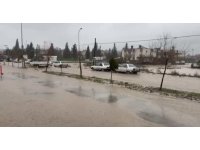 Osmaniye’de servis aracı mahsur kaldı, birçok bölgede su taşkını yaşandı