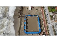 Alanya’da etkili olan fırtına sahildeki işletmede hasara yol açtı