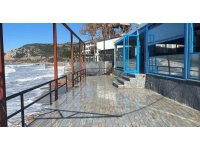 Alanya’da dalgalar balık lokantasını bastı
