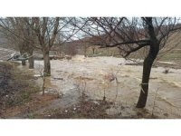 Ekinözü Belediyesi’nin yaptığı yol ilk yağmurda taşkın altında kaldı