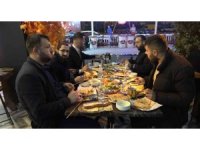 Adanalılar ilk iftarda kebapçılara akın etti