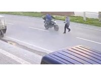 Yolun karşısına geçerken motosikletin çarptığı bir kişi yaralandı