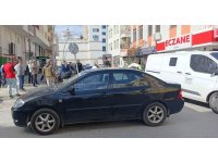 Otomobil ile çarpışan motosikletli metrelerce savruldu