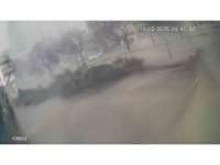 Fırtına dev ağaçları kökünden söktü, o anlar kameraya yansıdı