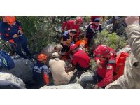 Keçilerin peşinden gidip kaya yarığına sıkışan Ayşe teyze komşularını dinlememiş