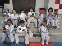 Minik tekvandocular sokak hayvanlarının hayatına dokundu