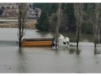 Adana’da köyü su bastı: Yollar kapandı, bir kamyon suya gömüldü
