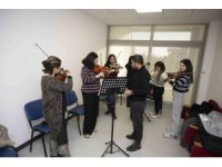Mersin Büyükşehir Belediyesinin ücretsiz enstrüman kurslarına yoğun ilgi