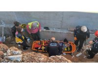 Toprak zemin kaydı, 3 metreden düşüp yaralanan inşaat işçisini ekipler kurtardı