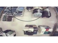 Mağazada alışveriş yaparcasına rahat davranan 118 suç kaydı bulunan şahıs, kabinde alarmları sökerken yakalandı