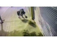 Kontrollü yıkımda çöken binadan koşarak kurtulan anne ve kızın kaçış anları kameraya yansıdı