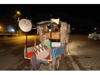 Ramazan davulcusundan hem geleneksel hem teknolojik yöntem