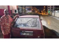 Tozlu araç görünce dayanamıyor, camları sanat eserine dönüştürüyor