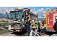 Tırla çarpışan kamyonun sürücüsü yaralandı