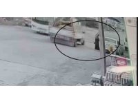 Seyir halindeki pikabın açılan kapağı kadının kafasına çarptı... O anlar kamerada