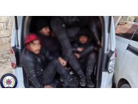 Göçmenleri tıka basa taşırken yakayı ele veren insan kaçakçısı tutuklandı