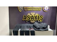 Mağazada ürünlerin alarmlarını tornavida ile sökerken yakalandı