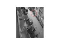 Elini kolunu sallayarak iftar saatinde motosiklet çalan şahıs kamerada