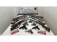 Kepez’de ruhsatsız 21 silah ele geçirildi