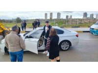 Tapulu arazilerine yol yapılan vatandaşlar, yolu kapatınca bir kişi silah gösterip geçti