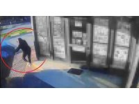 Oturduğu yerde aracın altında kalmaktan saniyelerle ile kurtuldu, o anlar güvenlik kamerasına yansıdı