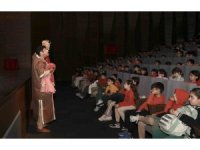 Mersin’de Şehir Tiyatrosu gençleri ‘Bilge Hekim Lokman’ ile buluşturdu